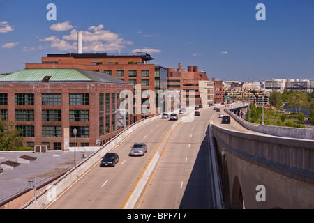 WASHINGTON, DC, Stati Uniti d'America - una elevata Whitehurst Freeway passa da Georgetown. Foto Stock