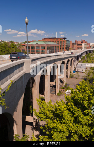 WASHINGTON, DC, Stati Uniti d'America - una elevata Whitehurst Freeway passa attraverso il quartiere di Georgetown. Foto Stock