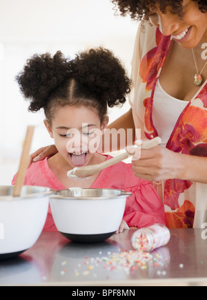 Madre figlia di alimentazione dal recipiente di miscelazione Foto Stock