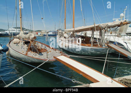 Tradizionali barche a vela di legno possono ancora essere trovati in battello da diporto flotta a Saint Tropez, Francia. Foto Stock