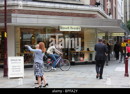 Un Russell & Bromley negozio di scarpe in una città del Regno Unito. Foto Stock