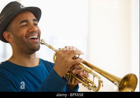 Razza mista uomo suonare la tromba Foto Stock