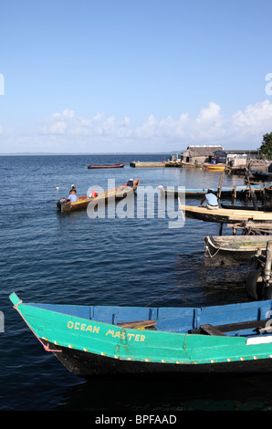 "Ocean Master" dipinto in turchese e altre barche da pesca in legno sull'isola di Carti Yandup, San Blas, Kuna Yala / Guna Yala, Panama Foto Stock