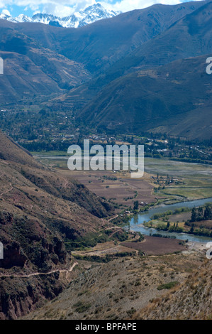 Una vista giù per la Valle Sacra, Rio Urubamba, Perù. Foto Stock