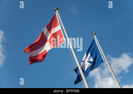 Due bandiere nel porto di Nyhavn, Copenhagen, Danimarca. Foto Stock