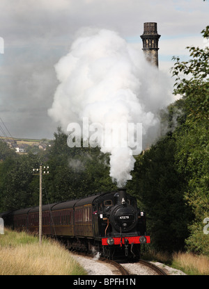 Serbatoio del motore 47279 salite in Haworth stazione sul Keighley e Worth Valley Railway, West Yorkshire, Inghilterra, Regno Unito Foto Stock