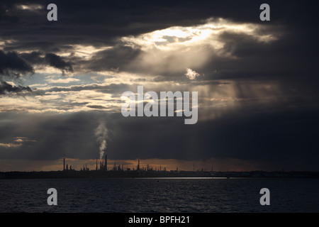 Fawley raffineria di petrolio visto sotto un cielo tempestoso, Hampshire, Inghilterra, Regno Unito Foto Stock