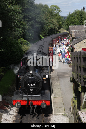 I passeggeri sbarcati da un treno a vapore a Haworth sul Keighley e Worth Valley Railway, nello Yorkshire, Inghilterra, Regno Unito Foto Stock