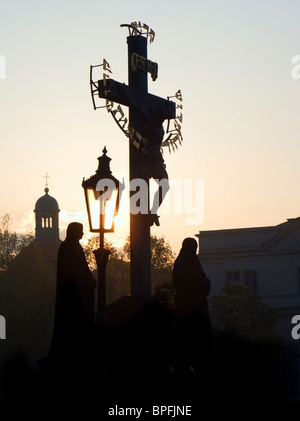 Praga - croce da H. Hilger 1629 sul Ponte Carlo da sunrise - silhouette Foto Stock