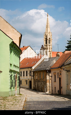 Bratislava - Kapitulska street e Klarisky torre gotica Foto Stock