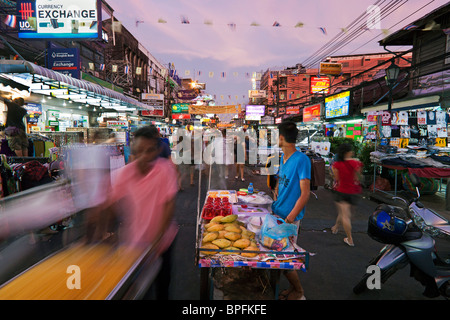 Khao San Road, Banglamphu, Bangkok, Thailandia, Sud-est asiatico Foto Stock