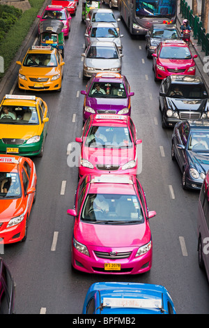 Coloratissimo Taxi sulla Strada di Ploenchit, Sukhumvit Bangkok, Thailandia, Sud-est asiatico Foto Stock