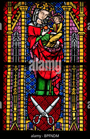 Un palazzo del XIV secolo vetrata raffigurante la Madonna e il Bambino, Freiburg Münster, Baden Wurtemburg, Germania Foto Stock