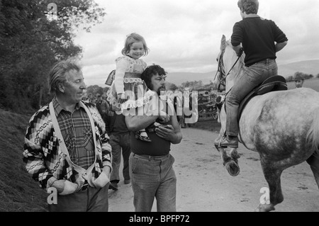 Appleby Horse Fair 1980S.. Gypsy, uomo e figlia che guardano i cavalli correre per mostrare velocità e agilità. Appleby a Westmorland, Cumbria Regno Unito 1981 Charter Fair concessa da re Giacomo II 1685 HOMER SYKES Foto Stock