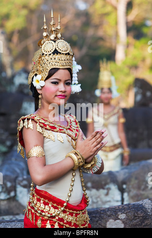 Tradizionale Apsara ballerini, il tempio Bayon, Angkor Wat, Siem Reap, Cambogia Foto Stock