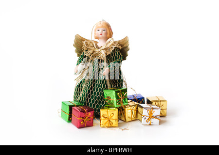 Pretty Christmas Angel in un abito verde con piccolo foglio colorato avvolto presenta su sfondo bianco Foto Stock