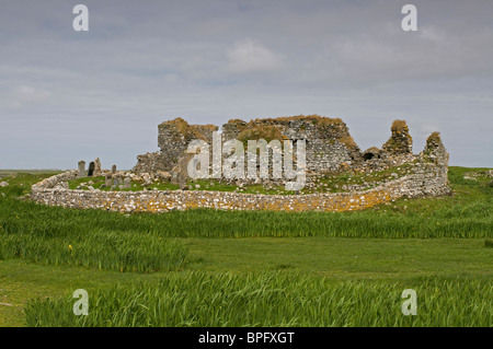 Le rovine del monastero medievale e il college di Teampull na Trionaid a Carinish Sud Uist. SCO 6445 Foto Stock