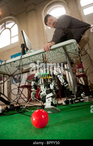 Robot da Plymouth University a giocare a calcio all'Eisteddfod nazionale del Galles, Ebbw Vale 2010 Foto Stock