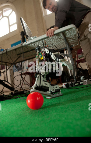 Robot da Plymouth University a giocare a calcio all'Eisteddfod nazionale del Galles, Ebbw Vale 2010 Foto Stock