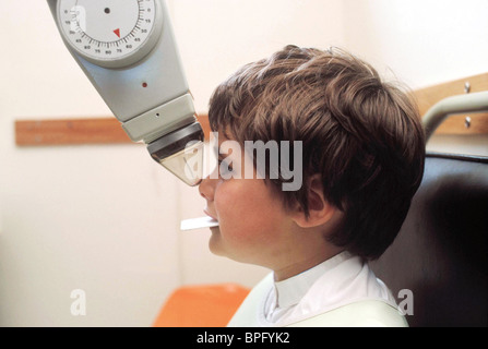 Bambino al dentista aventi raggi x presa Foto Stock