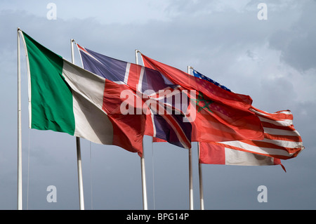 Bandiere svolazzanti nel vento Foto Stock