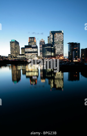 Ampia angolazione del Canary Wharf di Londra al tramonto Foto Stock