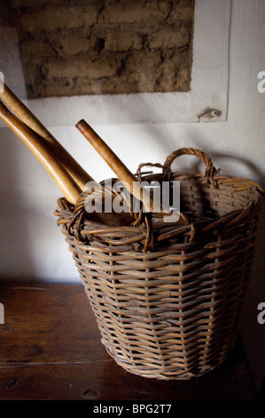 Sud Africa. Stellenbosch, Dorp Street, Museo del villaggio (aka Dorpmuseum). Schreuderhuis storico (c. 1690-1720), basket. Foto Stock