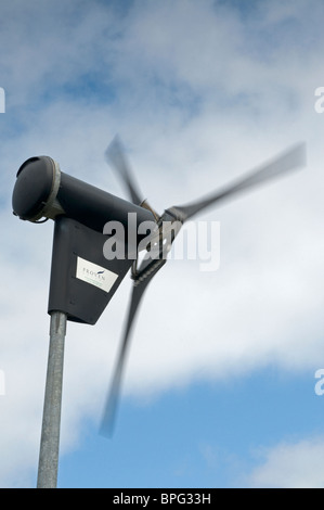 Vento domestico generatore essendo utilizzato per fornire energia elettrica alla Kildoan Centro Visite e Museo Sud Uist. SCO 6473 Foto Stock