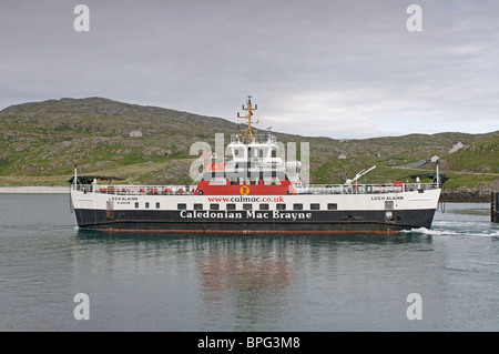 Il veicolo passeggeri traghetto MV Loch Alainn lasciando Eriskay per la delle Ebridi Isle of Barra. La Scozia. SCO 6481 Foto Stock