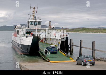Il veicolo passeggeri traghetto MV Loch Alainn arrivando Eriskay dal delle Ebridi Isle of Barra. La Scozia. SCO 6479 Foto Stock