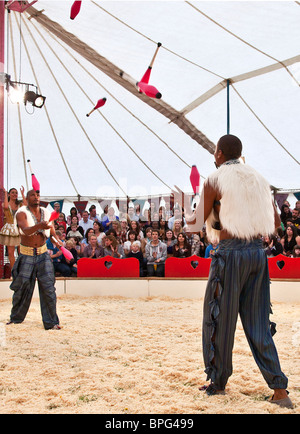 Giocolieri Bichu e Bibi Tesfarmarium esecuzione presso Gifford il Circus Foto Stock