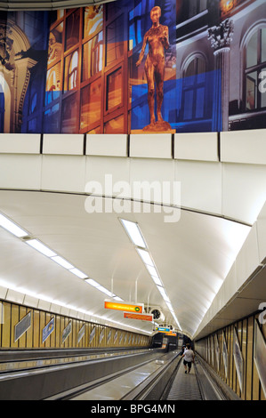 Budapest, Ungheria. Escalator a Deak Ferenc ter stazione della metropolitana Foto Stock