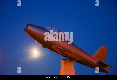 Modello di Gloster Whittle Jet memorial a Sir Frank Whittle a Farnborough Foto Stock