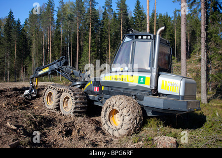 Ponsse Beaver Trincia forestale Silvicoltura veicolo a chiara-area di taglio , Finlandia Foto Stock