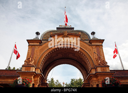 Il portale principale e ingresso al parco dei divertimenti di Tivoli a Copenhagen, Danimarca Foto Stock