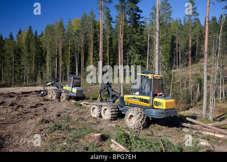 Ponsse Buffalo spedizioniere e Ponsse Beaver Trincia forestale presso clear-area di taglio , Finlandia Foto Stock