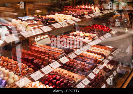 Cioccolatini e dolciumi in uno specialista sistemazione shop a Salisbury, Wiltshire, Inghilterra, Regno Unito Foto Stock