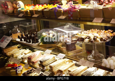 Cioccolatini e dolciumi in uno specialista sistemazione shop a Salisbury, Wiltshire, Inghilterra, Regno Unito Foto Stock