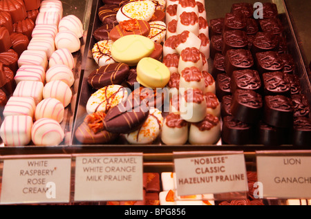 Cioccolatini e dolciumi su scaffali in uno specialista sistemazione shop a Salisbury, Wiltshire, Inghilterra, Regno Unito Foto Stock