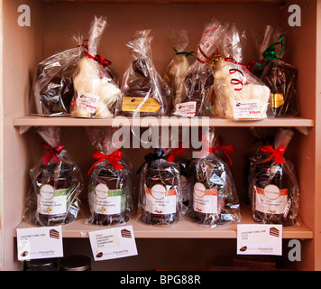 Figure di cioccolato, marmellate e mostarde su scaffali in uno specialista sistemazione shop a Salisbury, Wiltshire, Inghilterra, Regno Unito Foto Stock