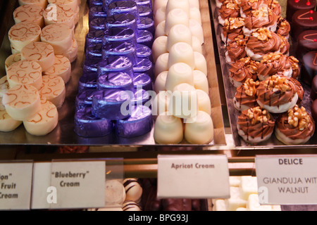 Cioccolatini e dolciumi su un contatore a uno specialista sistemazione shop a Salisbury, Wiltshire, Inghilterra, Regno Unito Foto Stock
