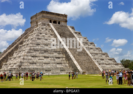 Affollate piramide principale su agosto 11, 2010 a Chichen Itza, Yucatan, Messico Foto Stock