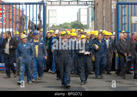 Lavoratori a BAE Systems Govan cantiere in Glasgow lasciare tramite l'ingresso anteriore. Foto Stock