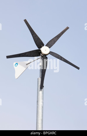 Eco Friendly turbina eolica nella scuola Foto Stock