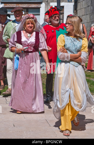 Un gruppo di ospiti di nozze in tradizionale costume medievale - Indre-et-Loire, Francia. Foto Stock