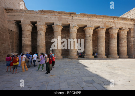 Dipinto di colonne e bassorilievi in sud colonnato del primo cantiere nel tempio mortuario di Ramesse III a Medinet Habu, Luxor, Egitto Foto Stock