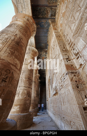 Dipinto di colonne e bassorilievi in sud colonnato del primo cantiere, Tempio mortuario di Ramesse III a Medinet Habu, Luxor, Tebe Foto Stock