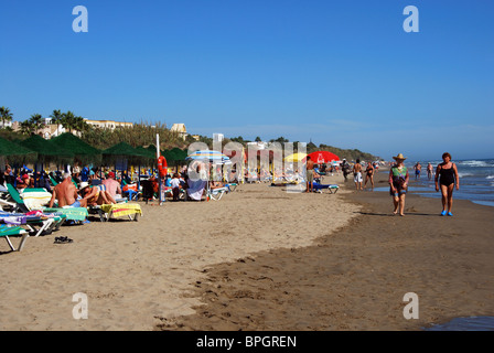 I turisti sulla spiaggia, Playa de la Vibora, Elviria Marbella, Costa del Sol, provincia di Malaga, Andalusia, l'Europa. Foto Stock