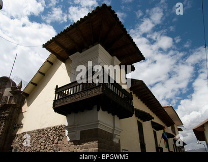 Il Perù. Cusco. Palazzo Arcivescovile.Balcone coloniale. Foto Stock