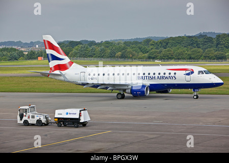 BA Cityflyer G-LCYG Embraer E170 STD all'aeroporto di Edimburgo con accessori per il veicolo in avanti Foto Stock